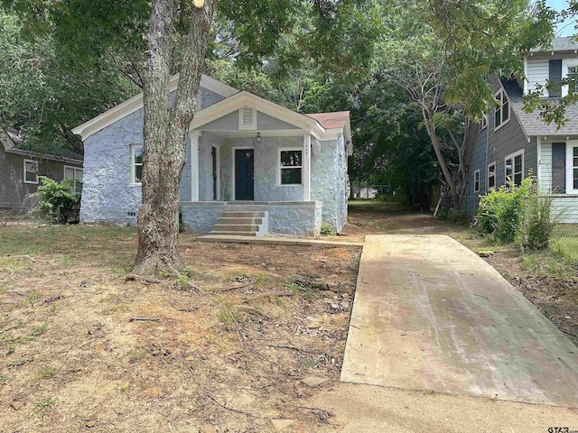 1409 W 3rd St, Tyler, TX 75701 - bungalow-style house with a porch and concrete driveway