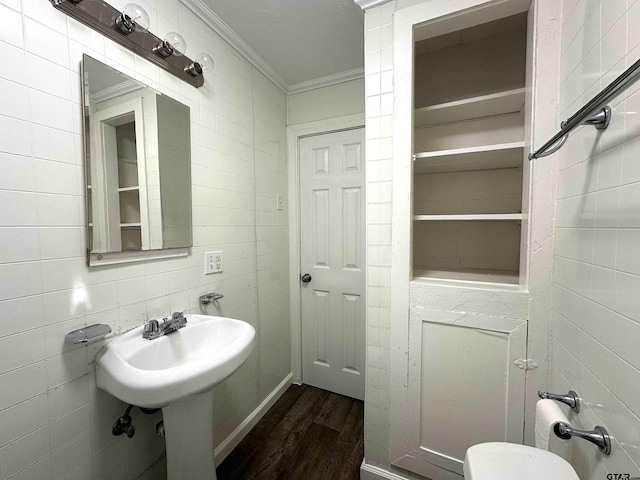 1409 W 3rd St, Tyler, TX 75701 - bathroom featuring crown molding and wood finished floors