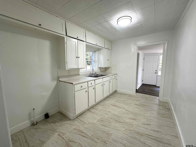 1409 W 3rd St, Tyler, TX 75701 - laundry room with a sink and baseboards