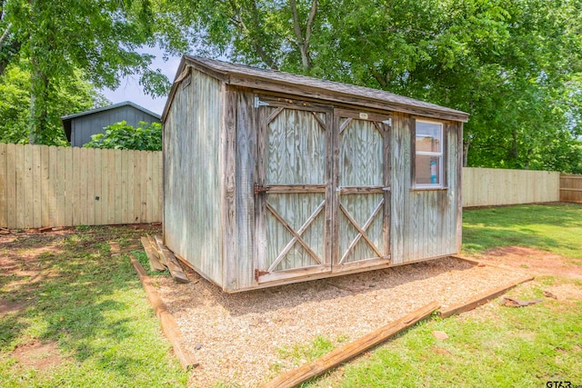 view of outdoor structure with a yard