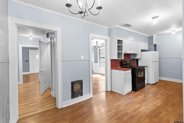 kitchen with freestanding refrigerator, visible vents, a chandelier, crown molding, and black range with electric stovetop