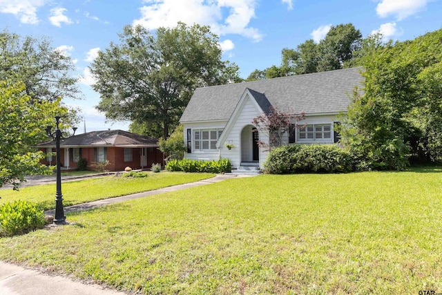 view of front of home with a front lawn