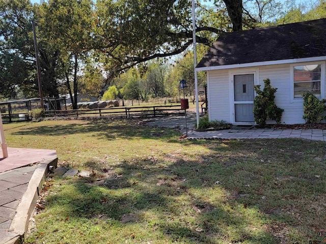 view of yard featuring an outdoor structure