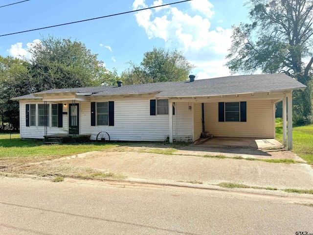 ranch-style home featuring a front lawn