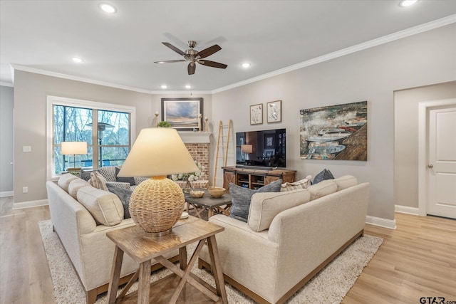 living room with crown molding, recessed lighting, light wood-style floors, and baseboards