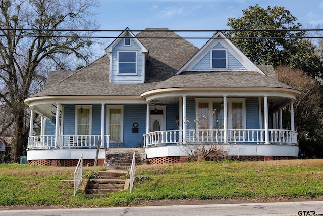 view of front of property featuring a front lawn and a porch