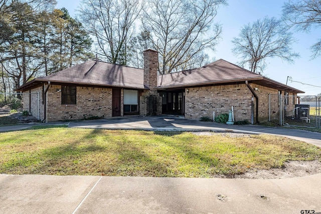 ranch-style house with a front yard