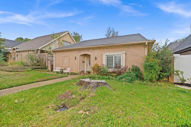 single story home featuring a front lawn