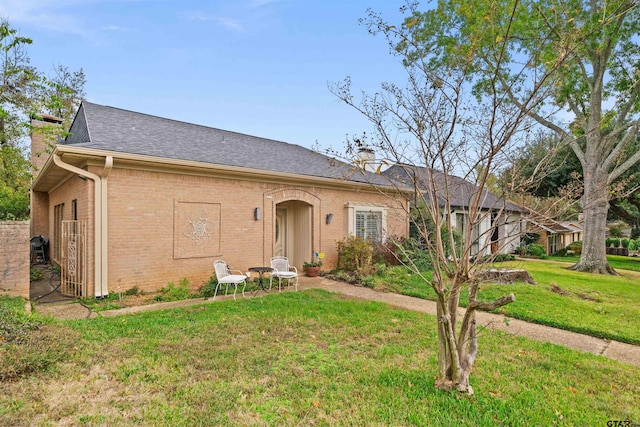 single story home featuring a front lawn