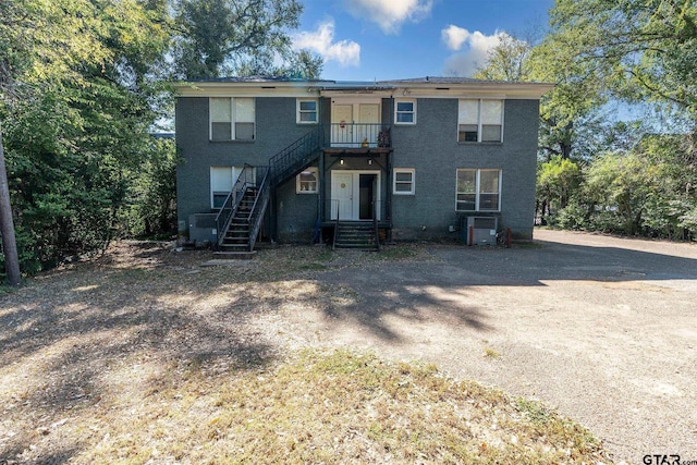 701 W Houston St, Tyler, TX 75702 - back of property with stairs
