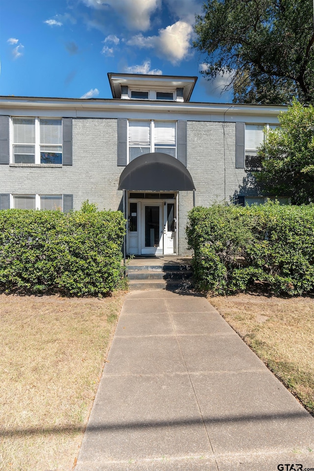 view of front facade with a front lawn