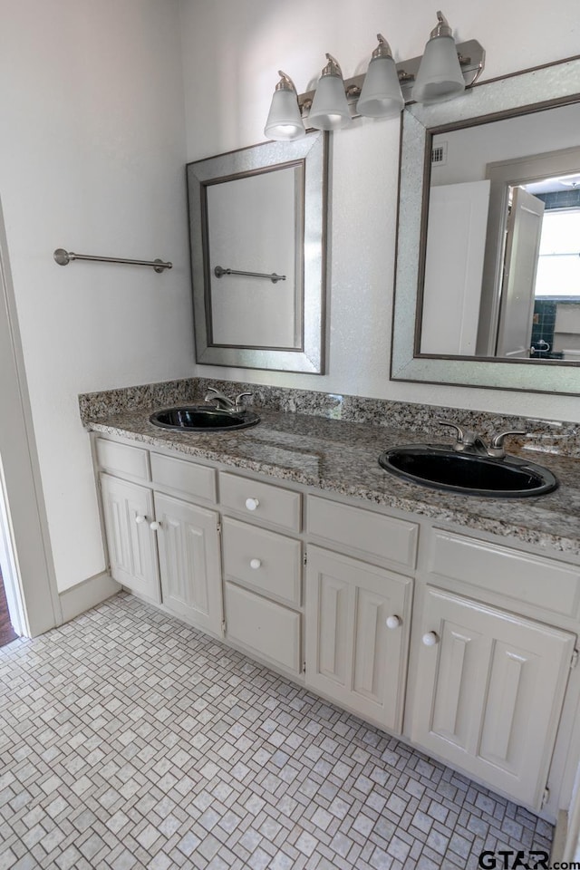 701 W Houston St, Tyler, TX 75702 - full bath featuring double vanity