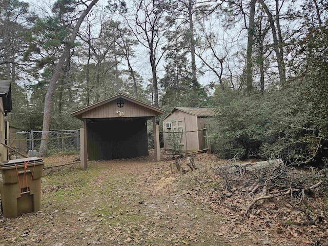 view of yard featuring a storage shed