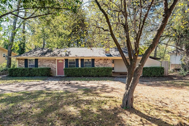 ranch-style house featuring a front lawn