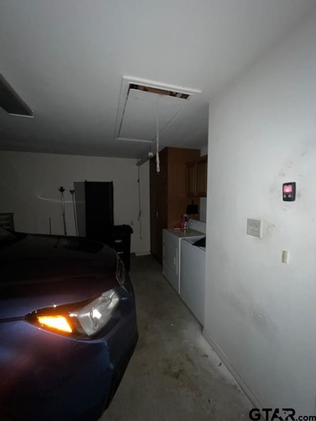 garage with washing machine and clothes dryer