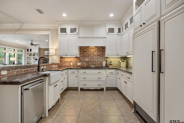 kitchen with stainless steel dishwasher, visible vents, a sink, tasteful backsplash, and a ceiling fan