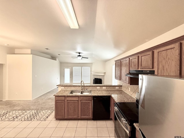 kitchen with ceiling fan, open floor plan, stainless steel appliances, under cabinet range hood, and a sink