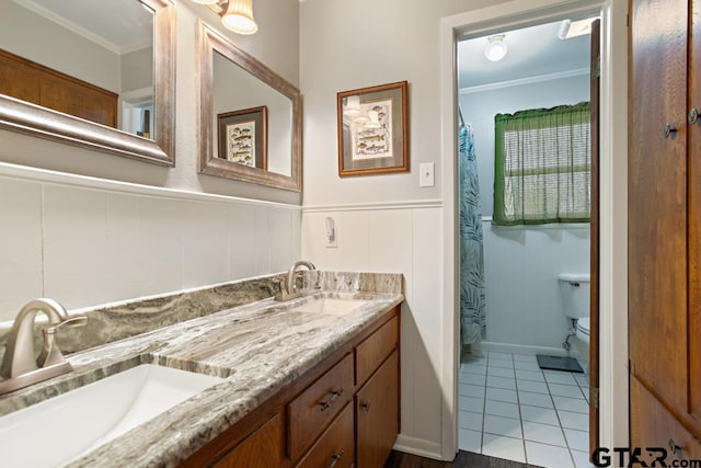 10516 Debbie Ln, Flint, TX 75762 - full bath with ornamental molding, double vanity, a wainscoted wall, curtained shower, and a decorative wall