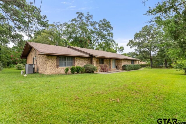 10516 Debbie Ln, Flint, TX 75762 - view of front of home with brick siding and a front lawn