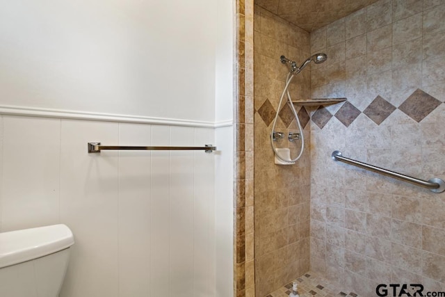 10516 Debbie Ln, Flint, TX 75762 - full bathroom with a tile shower, wainscoting, and a decorative wall