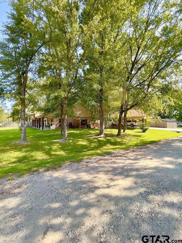 view of front of property featuring a front lawn