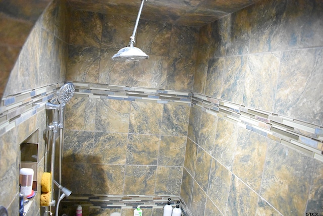 room details featuring tiled shower