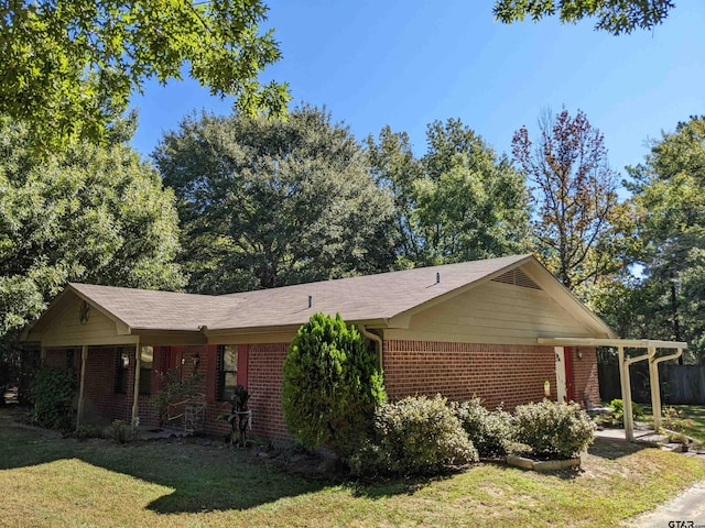 view of side of property featuring a lawn