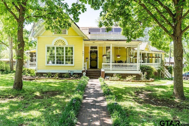 view of front of property featuring a porch and a front lawn