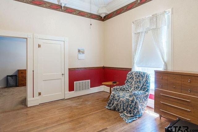 living area with light hardwood / wood-style flooring