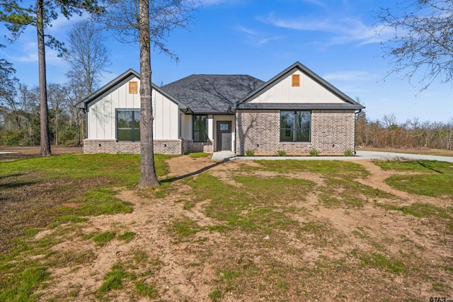 view of front facade with a front yard