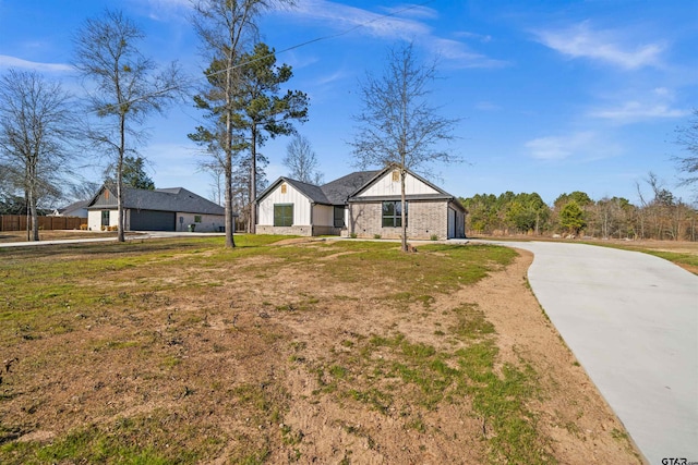 view of front of house featuring a front lawn