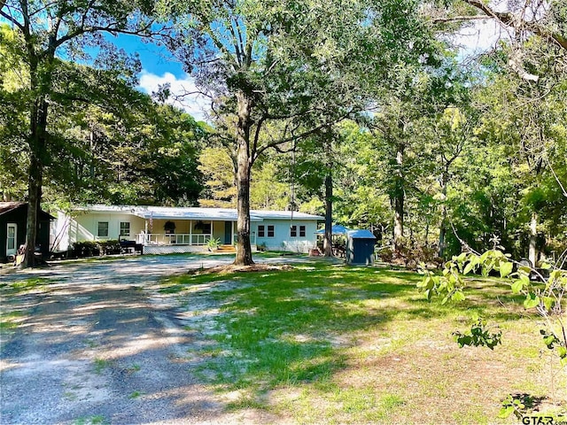 view of front facade featuring covered porch and a front lawn