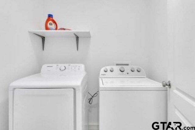 laundry room with laundry area and washing machine and dryer