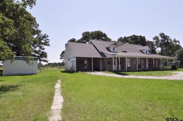 view of front facade featuring a front lawn