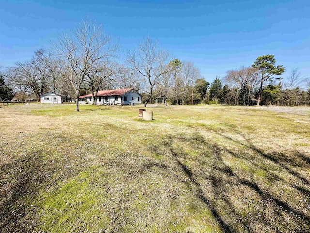 view of yard featuring an outbuilding