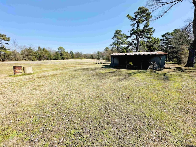 view of yard with an outbuilding