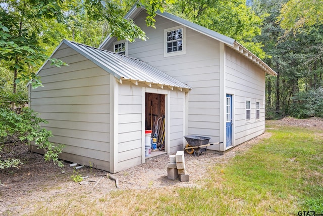 view of outdoor structure featuring a yard