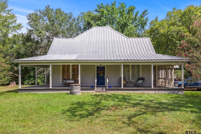 farmhouse inspired home featuring covered porch and a front lawn