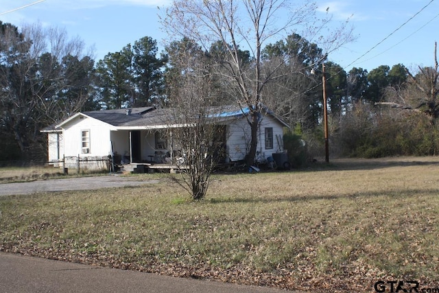 ranch-style home featuring a front yard and covered porch