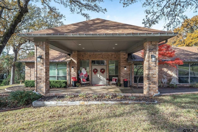 view of front of house featuring a front yard