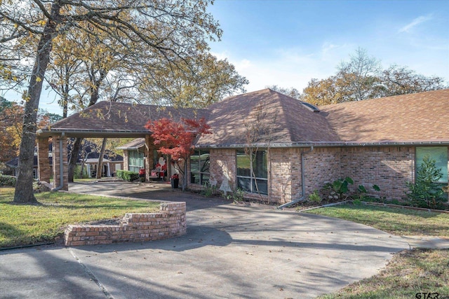 view of front of property with a front yard