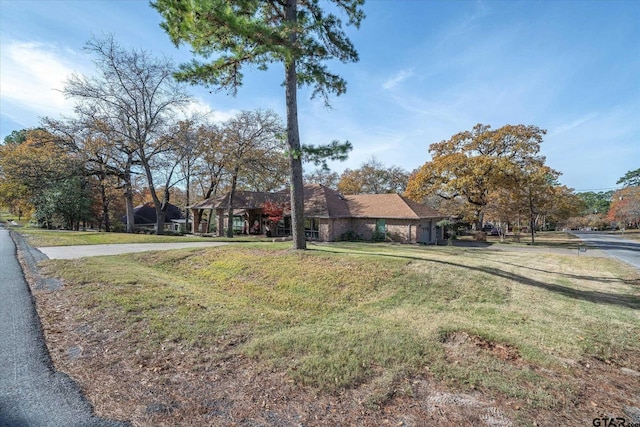 view of front of house featuring a front yard