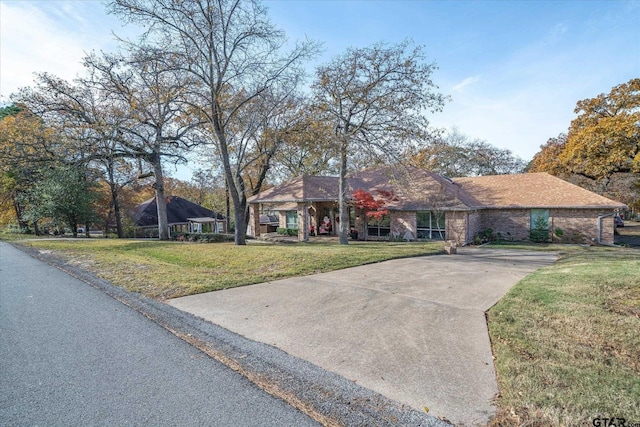 ranch-style home featuring a front lawn