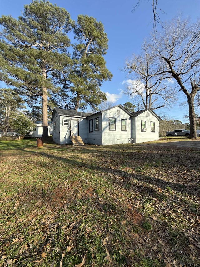 single story home featuring a front yard