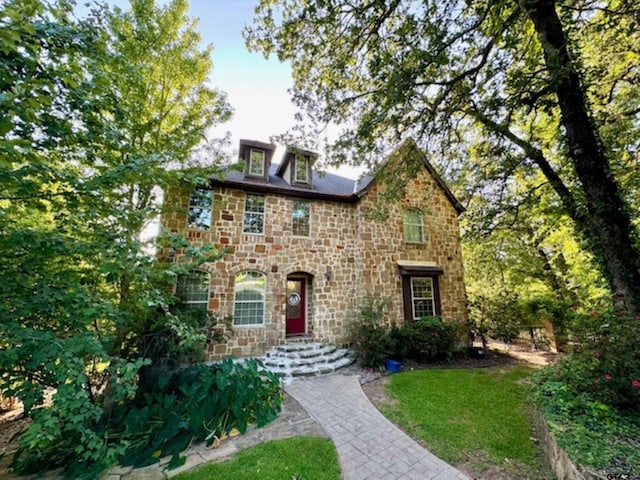 view of front facade with a front lawn