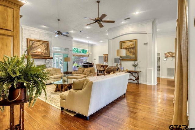 909 Univerity Dr, Carthage, TX 75633 - living area featuring ceiling fan, ornamental molding, hardwood / wood-style flooring, baseboards, and recessed lighting
