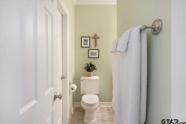 909 Univerity Dr, Carthage, TX 75633 - bathroom featuring toilet, baseboards, tile patterned flooring, and crown molding
