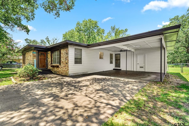 single story home with ceiling fan