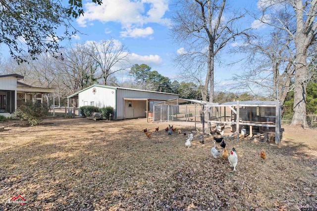 view of yard featuring an outdoor structure