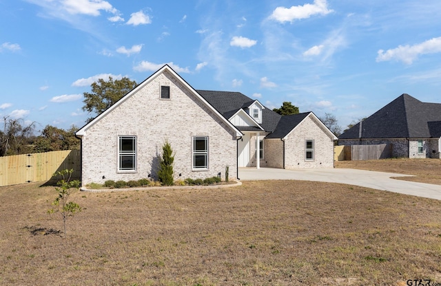 view of front facade featuring a front yard